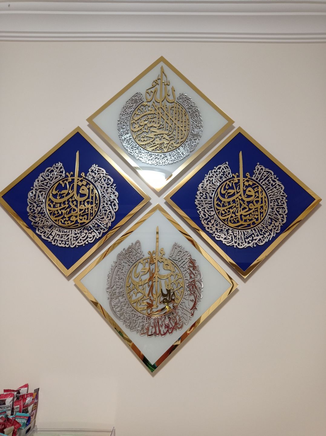 Paketleme çok güzel ve özenliydi. Montajda biraz sıkıntı yaşadık. Her çerçevenin montaj aparatının vidalama merkezleri farklı bu yüzden kendimiz ölçü alıp ayarlamamız zamanımızı aldı. Ama değdi çok beğendim.