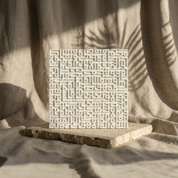Kufi hat kabartmalı beyaz taş dekor, taş plakanın üstünde uzaktan görünüm
