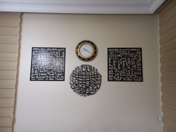 Duvarda siyah kufi kare hatlar, yuvarlak hat ve duvar saati bir arada