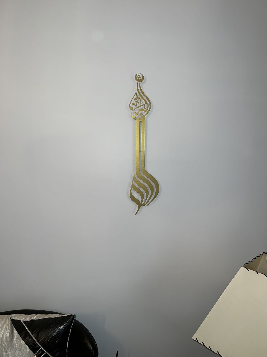 Çok Estetik görüntüye sahip bir eser. Salonumuzun duvarını süsledi emeği geçenlere teşekkür ediyor ve her okuduğumuzda RABBİMİZ İN CC Hasene Defterlerine Sevap YAZMASINI temenni ediyoruz İNŞAALLAH