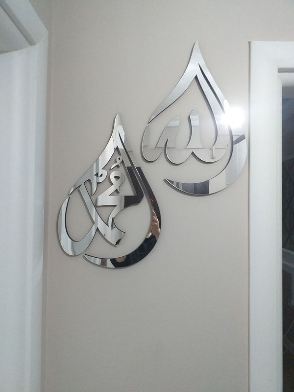 Duvarda gümüş aynalı damla biçimli Allah ve Muhammed lafızları