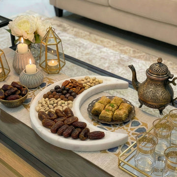 Hilal mermer servis tabağı, baklava ve hurma ile iftar sunumu, uzaktan geniş kadraj