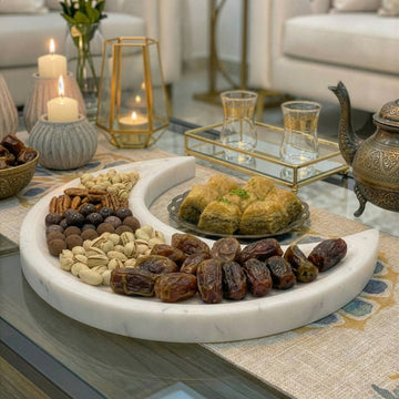 Hilal mermer servis tabağı, hurmalar ve baklava ile alçak açıdan görünüm