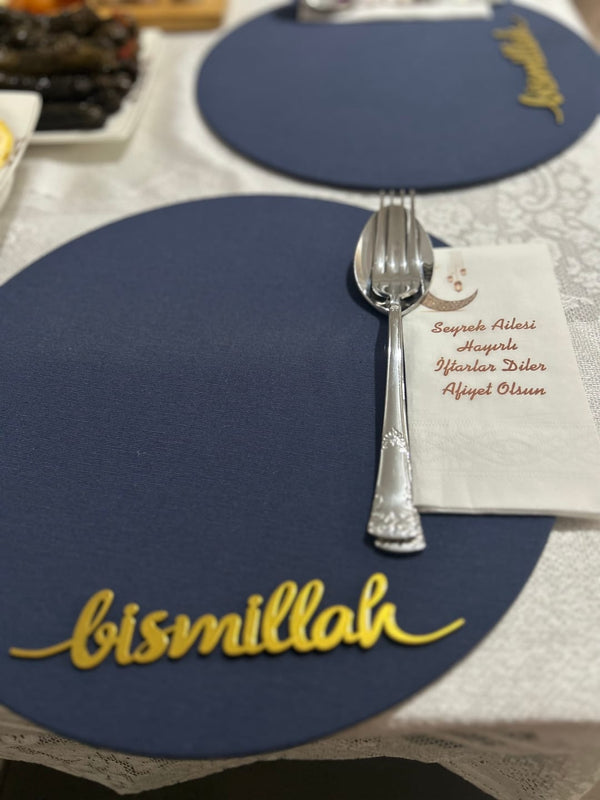 Bismillah koleksiyonu: iftar sofrasında altın renkli Bismillah yazısı, lacivert altlık