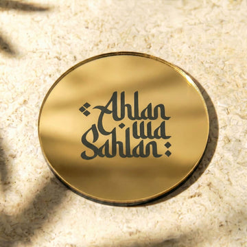 Latin harfli Ahlan wa Sahlan yazılı altın ayna akrilik bardak altlığı, tek parça yakın çekim