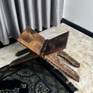 Oyma motifli ahşap rahle, boş halde seccade üzerinde açılı görünüm