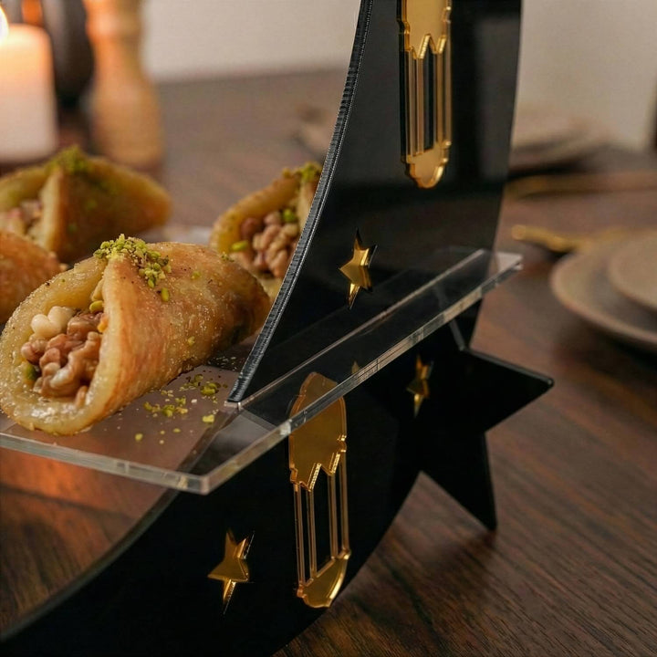 3 katli servis standinin raflari seffaf kaidesi ise hilal seklinde siyah akrilikten islamicwallarttr