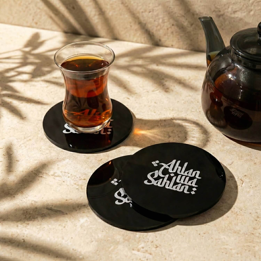 Latin harfli Ahlan wa Sahlan yazılı siyah akrilik bardak altlıkları, çay bardağı ve demlik