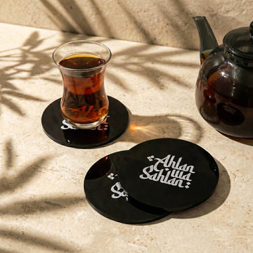 Latin harfli Ahlan wa Sahlan yazılı siyah akrilik bardak altlıkları, çay bardağı ve demlik