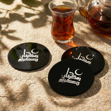 Fatimi Kufi Hat Ramazan Kerim yazılı siyah akrilik bardak altlıkları ve çay bardağı