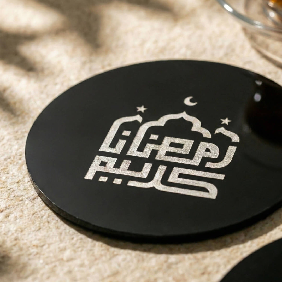 Kufi Hat Ramazan Kerim yazılı cami silüetli siyah akrilik bardak altlığının yakın görünümü