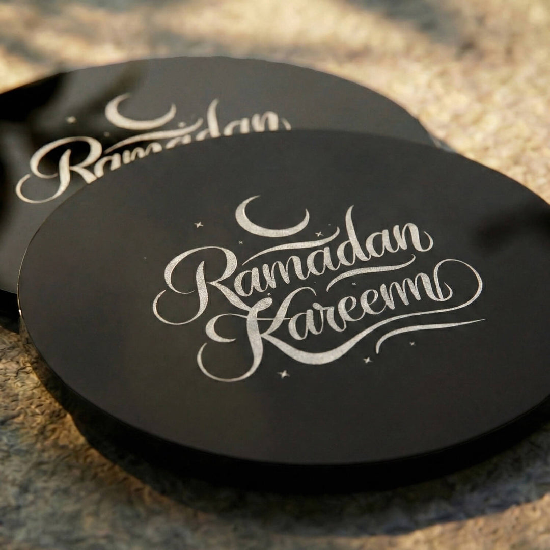 Latin yazılı Ramadan Kareem siyah akrilik bardak altlığının ay motifli yakın görünümü