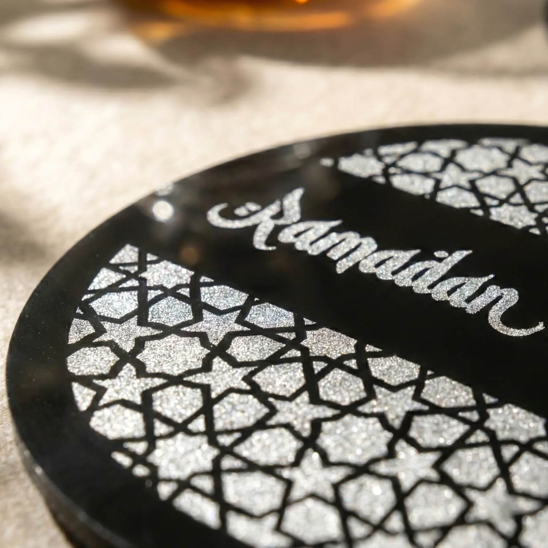 Yıldız geometrik zeminli Ramadan yazılı siyah akrilik bardak altlığının kenar detayı