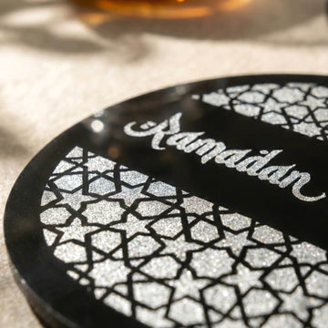 Yıldız geometrik zeminli Ramadan yazılı siyah akrilik bardak altlığının kenar detayı