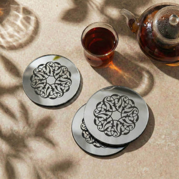 Rumi Desen gümüş ayna akrilik bardak altlıkları, çay bardağı ve demlik yanında