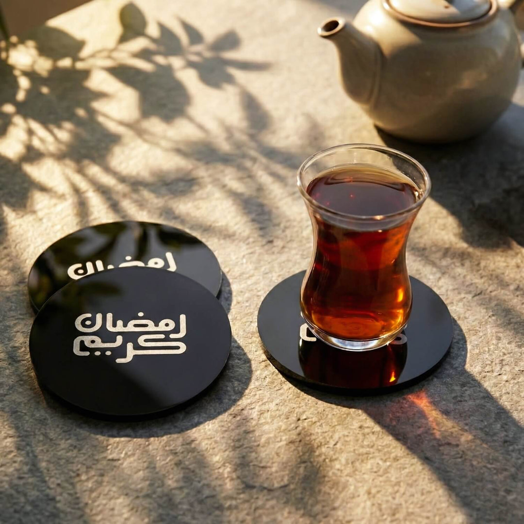 Yuvarlak Kufi Hat Ramazan Kerim yazılı siyah akrilik bardak altlıkları, çay bardağı altında