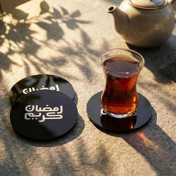 Yuvarlak Kufi Hat Ramazan Kerim yazılı siyah akrilik bardak altlıkları, çay bardağı altında