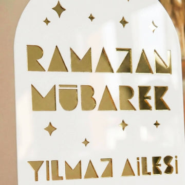 Aile İsimli Geometrik akrilik Ramazan masa üstü dekor, Dış Beyaz iç Altın, Türkçe yazılı, detay