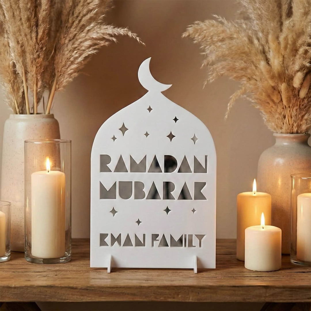Aile İsimli Geometrik akrilik Ramazan masa üstü dekor, Dış Beyaz iç Gümüş, İngilizce yazılı