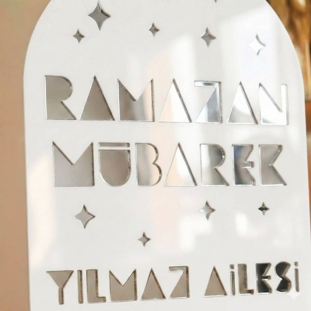 Aile İsimli Geometrik akrilik Ramazan masa üstü dekor, Dış Beyaz iç Gümüş, Türkçe yazılı, detay