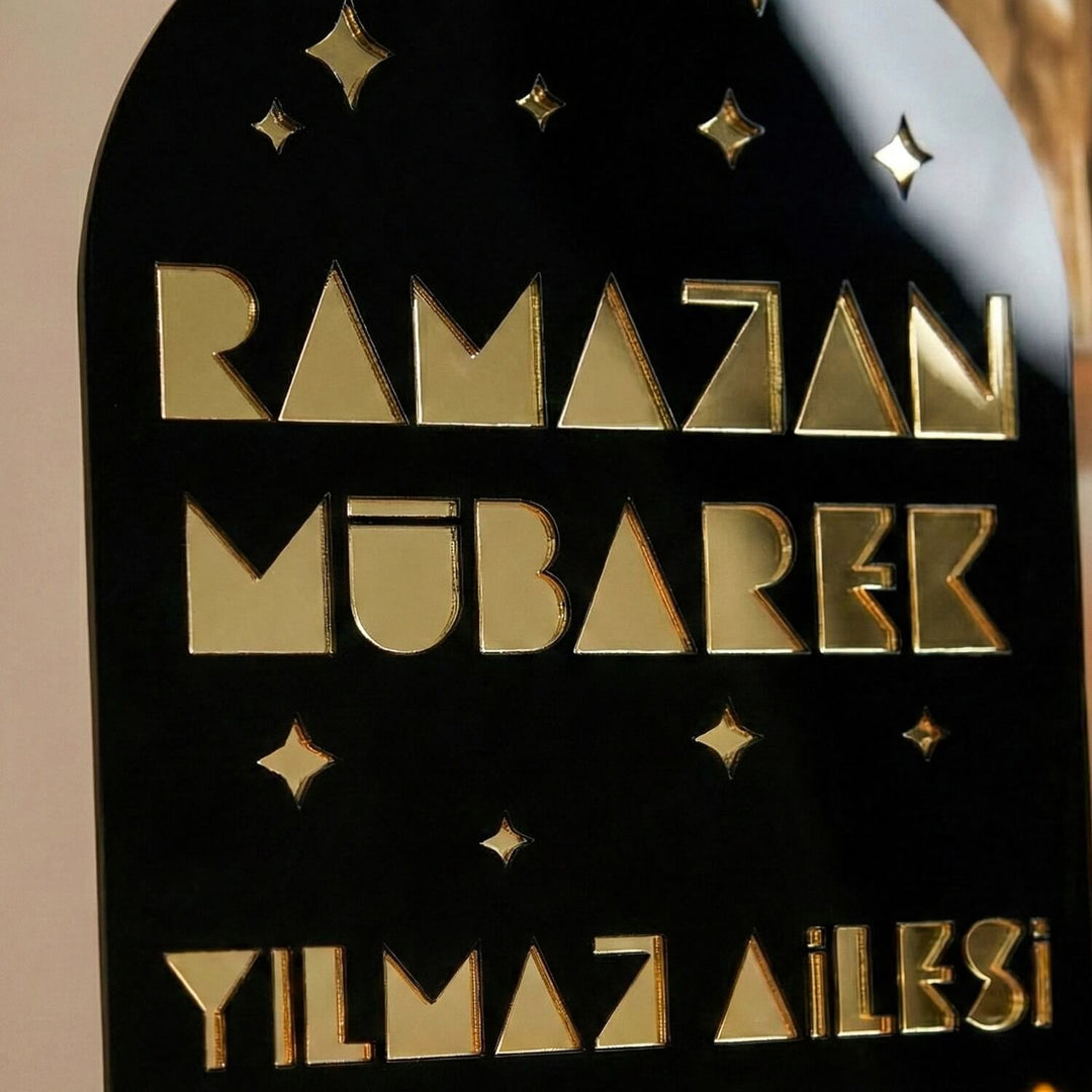 Aile İsimli Geometrik akrilik Ramazan masa üstü dekor, Dış Siyah iç Altın, Türkçe yazılı, detay