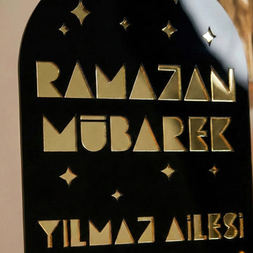 Aile İsimli Geometrik akrilik Ramazan masa üstü dekor, Dış Siyah iç Altın, Türkçe yazılı, detay