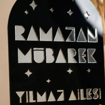 Aile İsimli Geometrik akrilik Ramazan masa üstü dekor, Dış Siyah iç Gümüş, Türkçe yazılı, detay