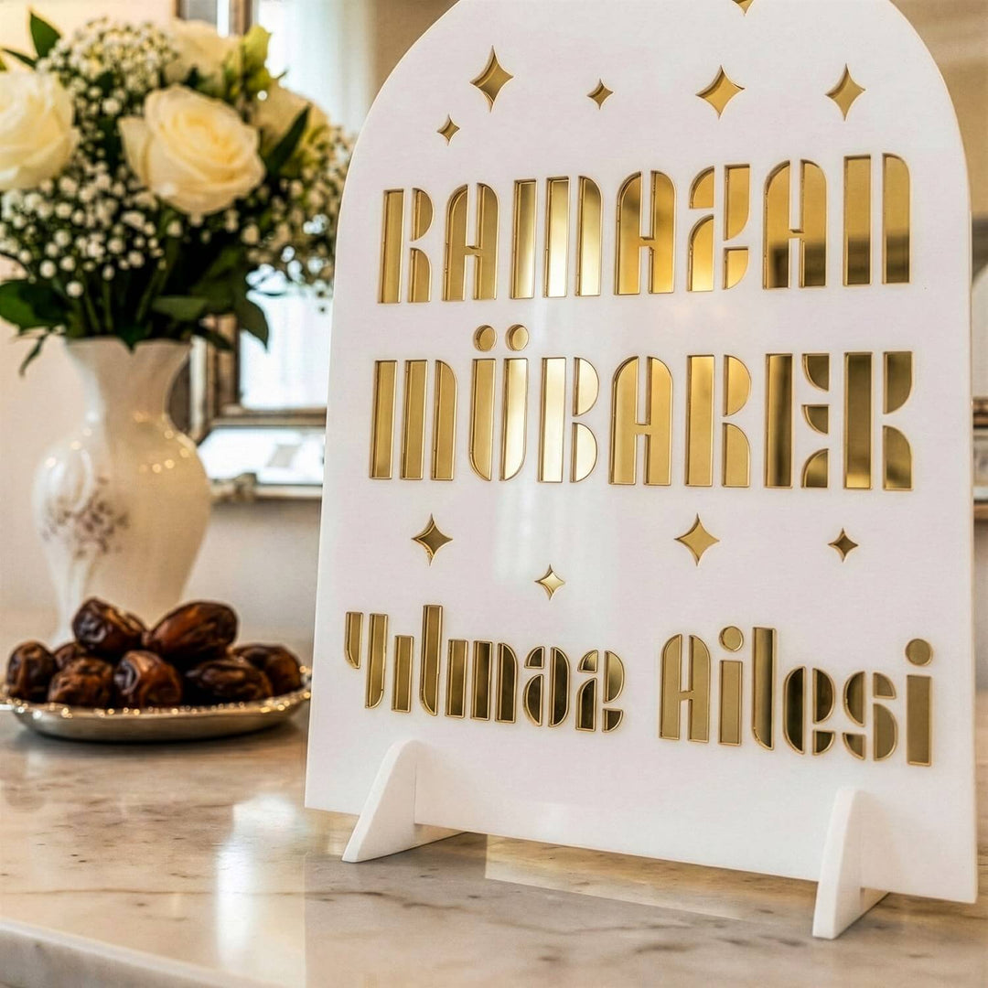 Dış Beyaz iç Altın akrilik Ramazan Mübarek dekorun altın aynalı yazılarının ve Yılmaz Ailesi isminin yakın çekimi