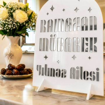 Dış Beyaz iç Gümüş akrilik Ramazan Mübarek dekorun gümüş aynalı yazılarının ve Yılmaz Ailesi isminin yakın çekimi
