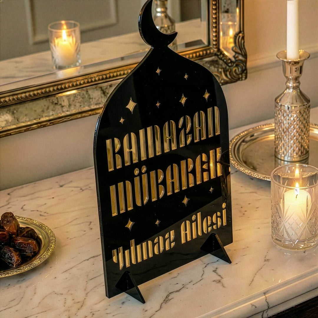Aile İsimli Modern akrilik Ramazan masa üstü dekor, Dış Siyah iç Altın, Yılmaz Ailesi yazılı, mermer konsolda