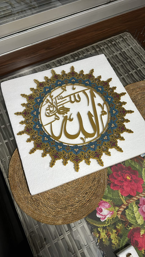 Allah lafzı ve süslemeli yuvarlak bordür, beyaz zeminli hat tablo