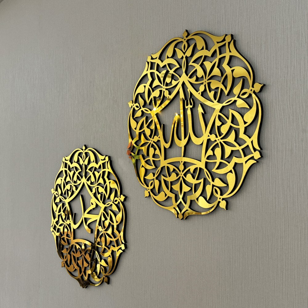 Altın akrilik Allah (c.c.) ve Muhammed (s.a.v) tablo seti, yaprak motifli hatların yandan açılı görünümü