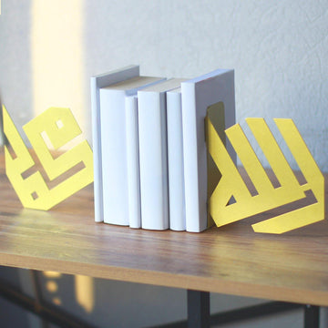 Altın Kufi hatlı Allah ve Muhammed kitap tutucu çifti, beyaz kitapları tutarken