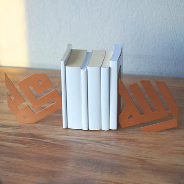 Bakır Kufi hatlı Allah ve Muhammed kitap tutucu çifti, kitap sırasının iki ucunda