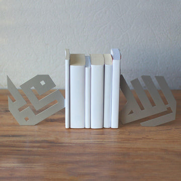 Gümüş Kufi hatlı Allah ve Muhammed kitap tutucu çifti, kitap sırasının iki ucunda