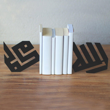Siyah Kufi hatlı Allah ve Muhammed kitap tutucu çifti, kitap sırasının iki ucunda