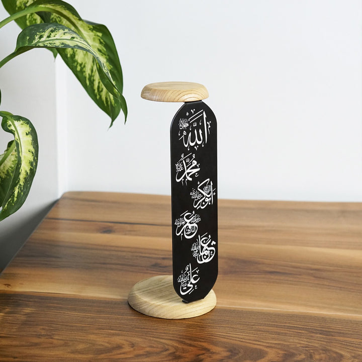 siyah metal uzerine uv baski ile allah muhammed lafzi ile dort halife isimleri yazili altta ve ustte ahsap standi olan mumluk islamicwallarttr