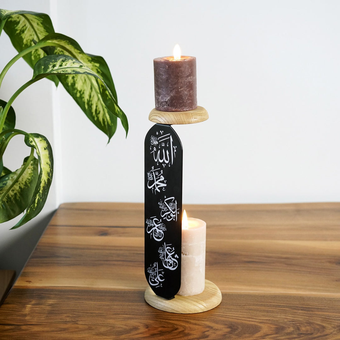 altta ve ustte mum ahsap mum standi olan siyah metal mumluk uzerinde  yazan allah muhammed ve hulefai rasidin lafizlari ile dikkat cekiyor islamicwallarttr