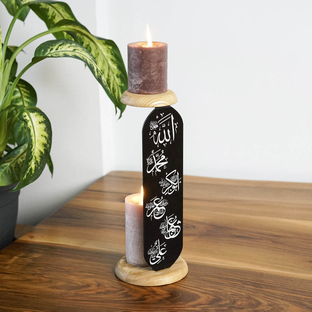 yan acidan gorulen uv baski ile allah muhammed lafzi ile dort halife ismi yazili siyah metal mumlugun iki ahsap standinda yanan mumlar gorunuyor islamicwallarttr