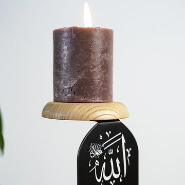 Siyah metal mumluğun üst ahşap mum tablası ve Allah lafzının beyaz baskısı, yakın çekim