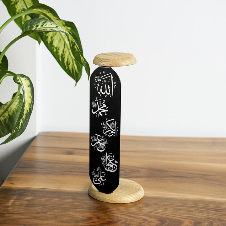 altta ve ustte ahsap mum koyma standi olan uv baski ile allah ve muhammed lafzi ile dort halife isimleri yazan siyah metal modern mumluk islamicwallartttr