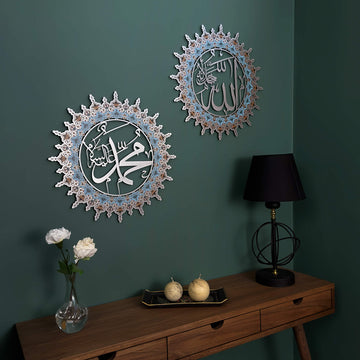 Gümüş Allah ve Hz. Muhammed yazılı metal tabloların yakından görünümü, konsolun üstündeki duvarda
