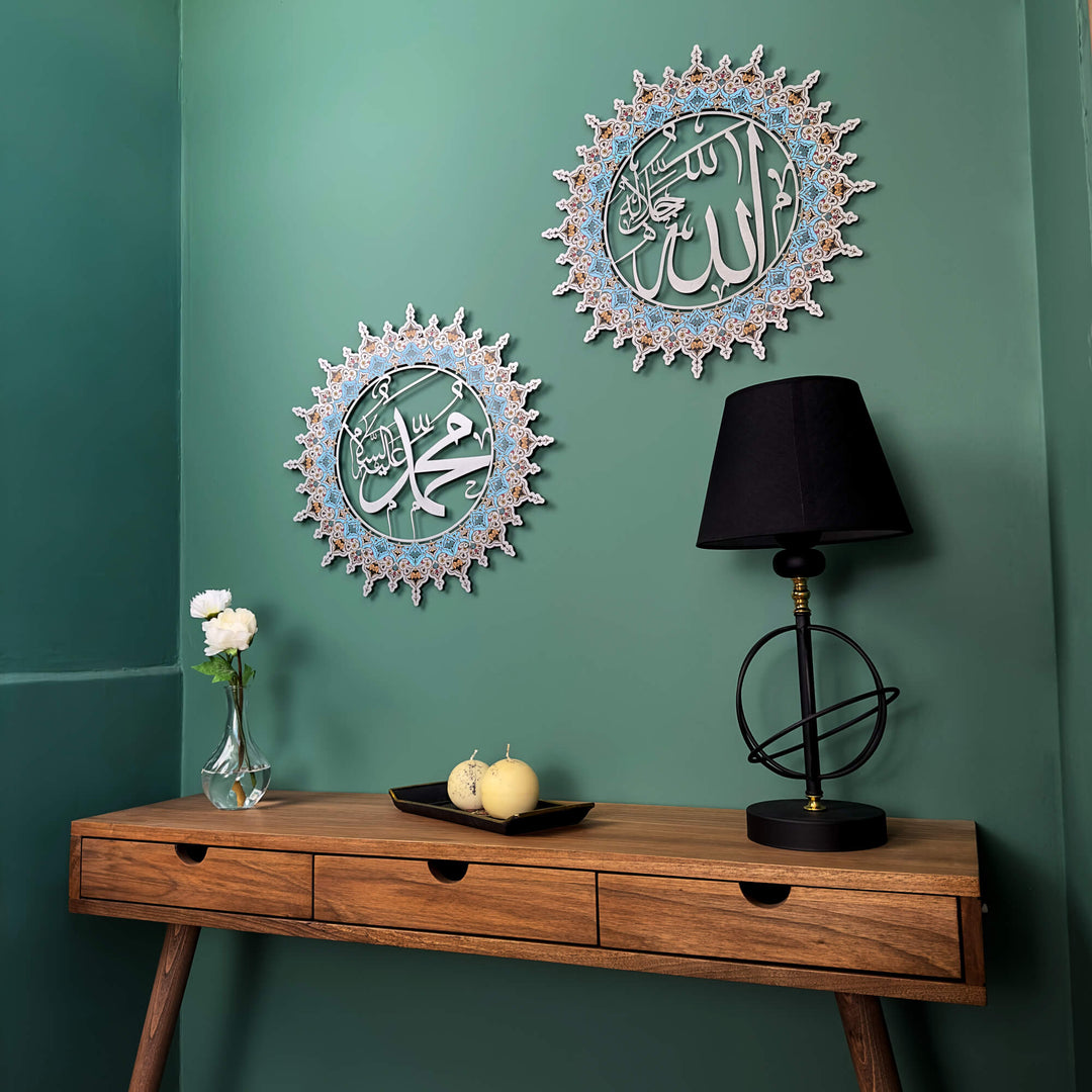 Gümüş Allah ve Hz. Muhammed yazılı metal tablo, yan açıdan konsolun üstünde
