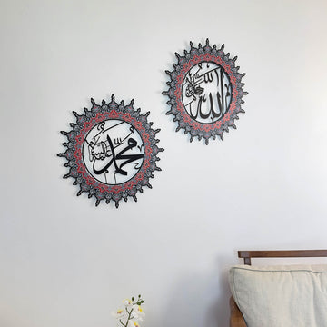 Siyah renkli Allah ve Hz. Muhammed UV baskılı iki daire metal tablonun beyaz duvarda görünümü