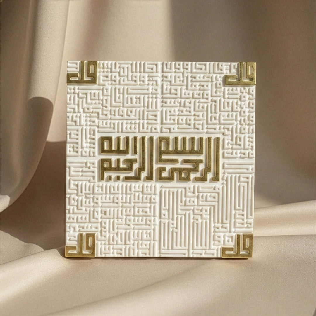 Altın yaldızlı Besmele ve köşe detaylı 4 Kul Suresi Kufi hat masa üstü taş dekor, ön görünüm