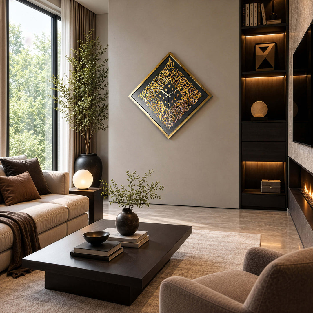 Modern salonda 45 derece asılmış altın çerçeveli Ayetel Kürsi duvar saati