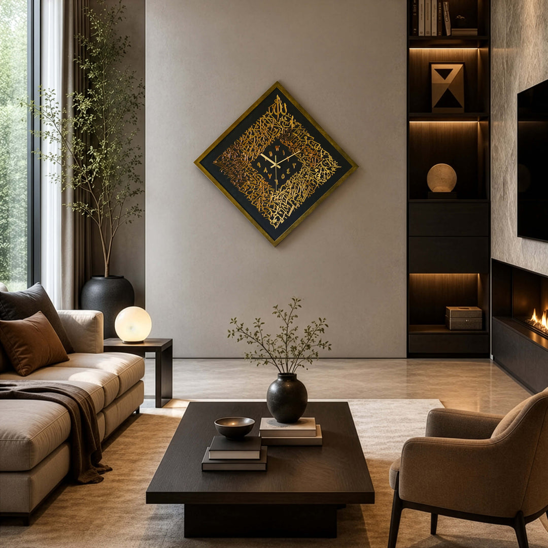 Salon duvarında altın akrilik hatlı Ayetel Kürsi çerçeveli elmas duvar saati