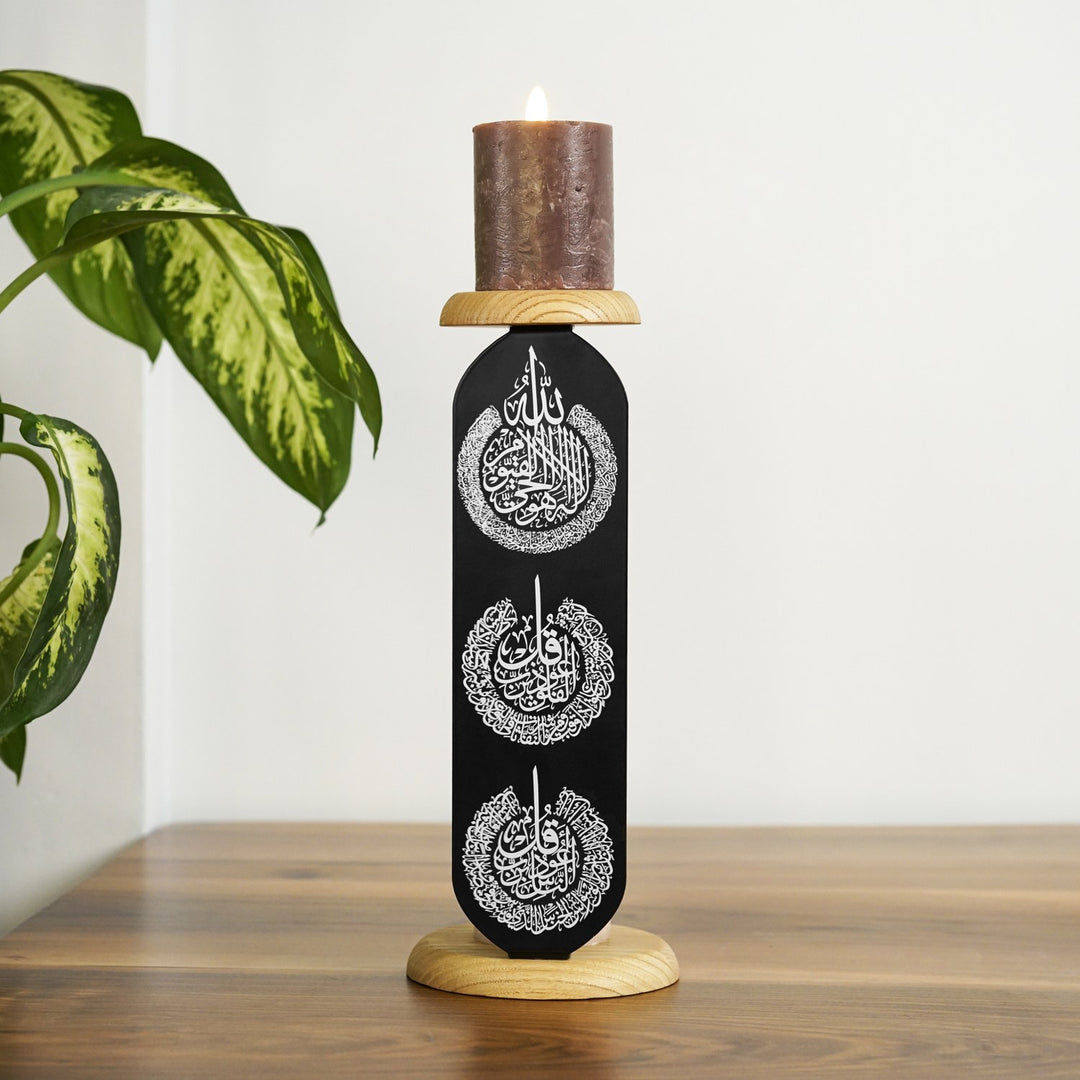 beyaz uv ile ayetel kursi felak nas yazili siyah metal mumlugun alt ve ust kisminda ahsap mum koyma standi bulunuyor islamicwallarttr
