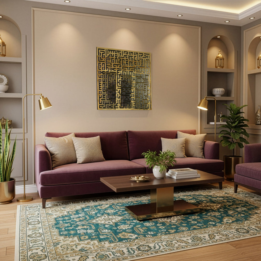 siyah ahsap zemin uzerine altin renk akrilik pleksi islenmis kufi ayetel kursi tablo modern bir salon duvarinda islamicwallarttr