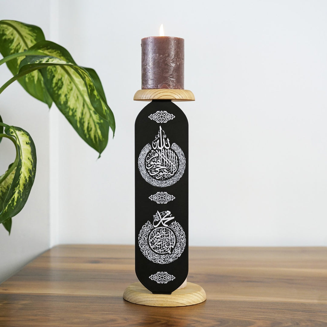 beyaz uv ile ayetel kursi ve salli barik yazili siyah metal mumlugun alt ve ust kisminda ahsap mum koyma standi bulunuyor islamicwallarttr